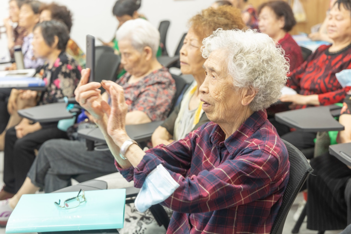 20230419老年人运用智能技术教育培训在公园路举行414.png