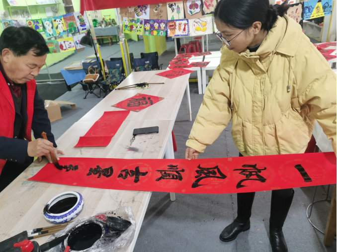 寿安镇8期-寿安镇社区教育学校喻庙工作站“新春送福进万家”送春联活动161.png